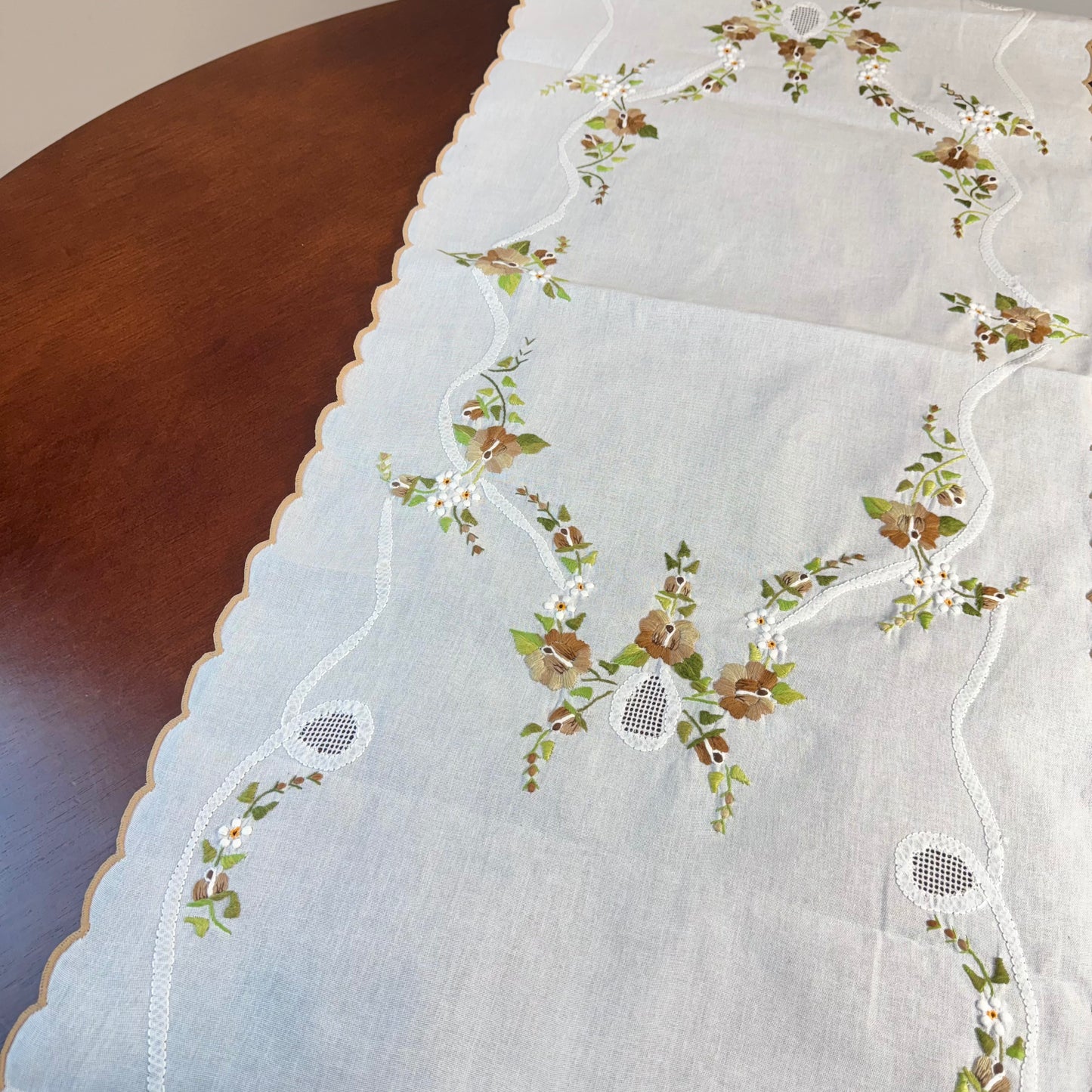 Caminho de Mesa Passira 2,15m Linho Branco Floral