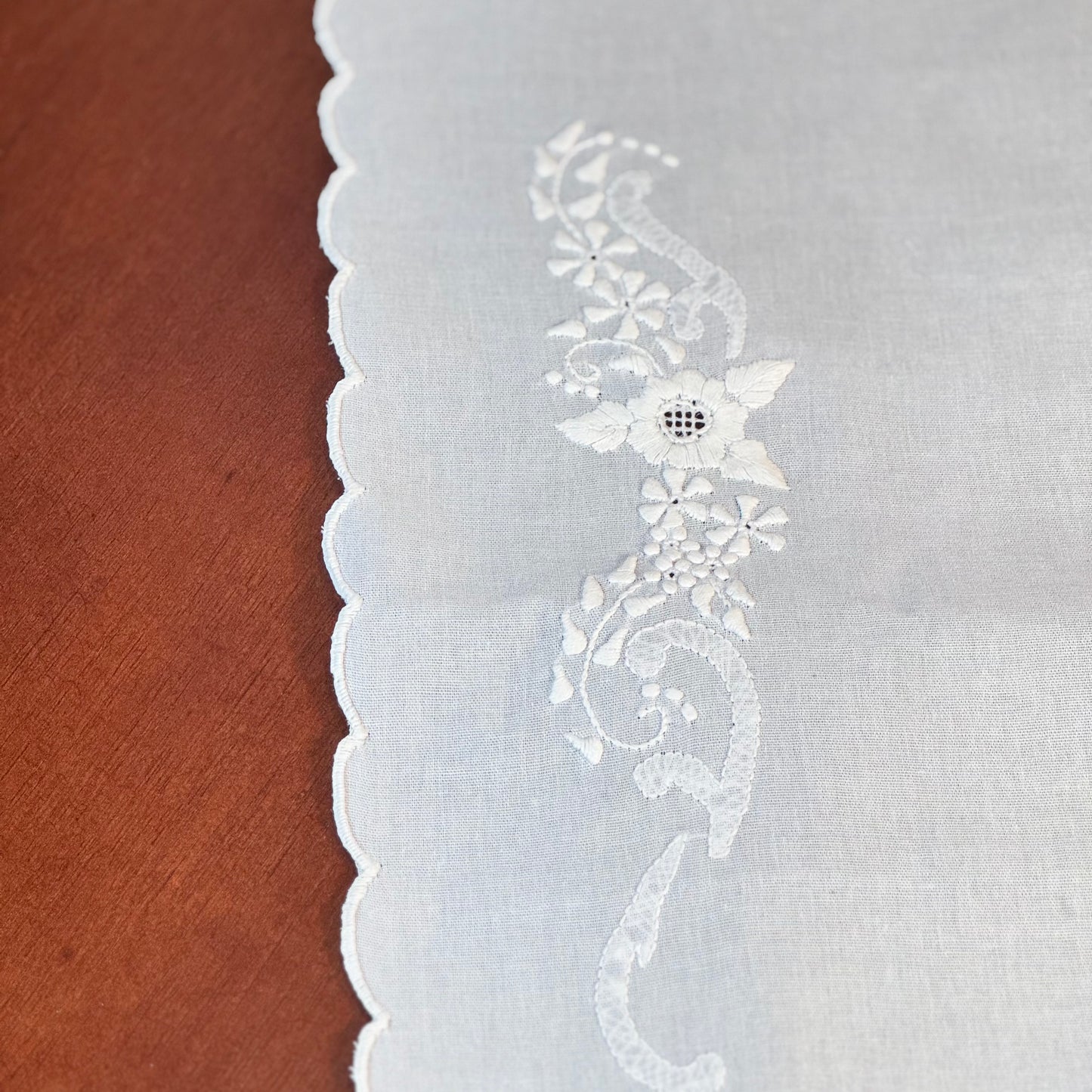 Caminho de Mesa Passira 2,15m Linho e Bordado Branco