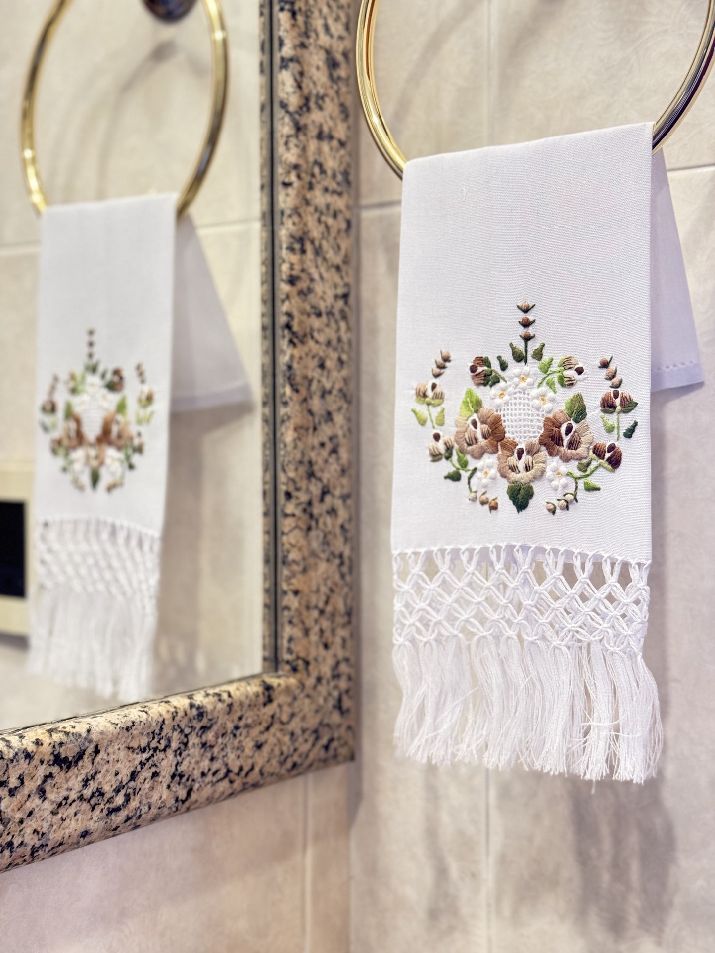 Toalha de Lavabo Passira com Macramê Bordado Colorido