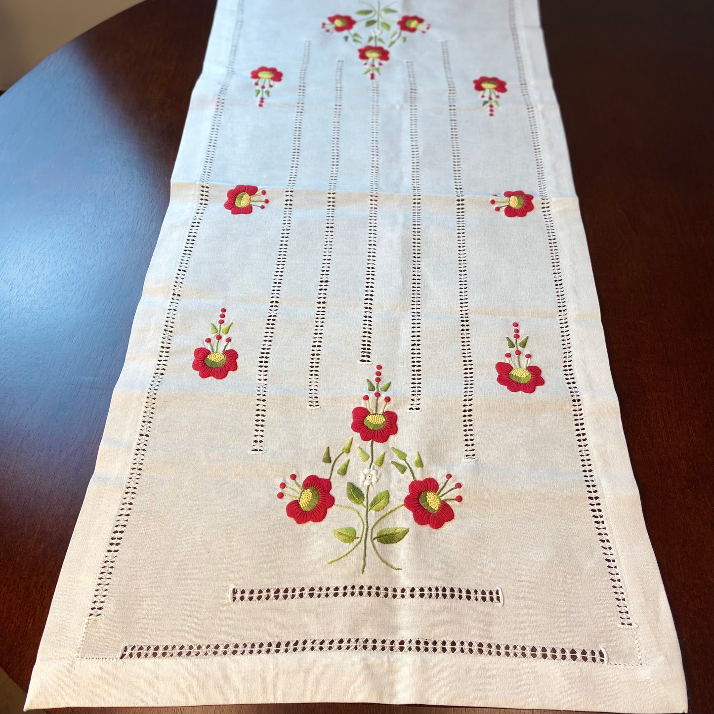 Caminho de Mesa Passira 1,00m Linho Branco Floral Vermelho