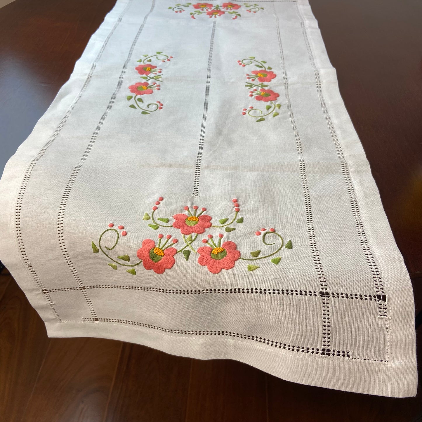Caminho de Mesa Passira 1,00m Linho Branco Floral Coral