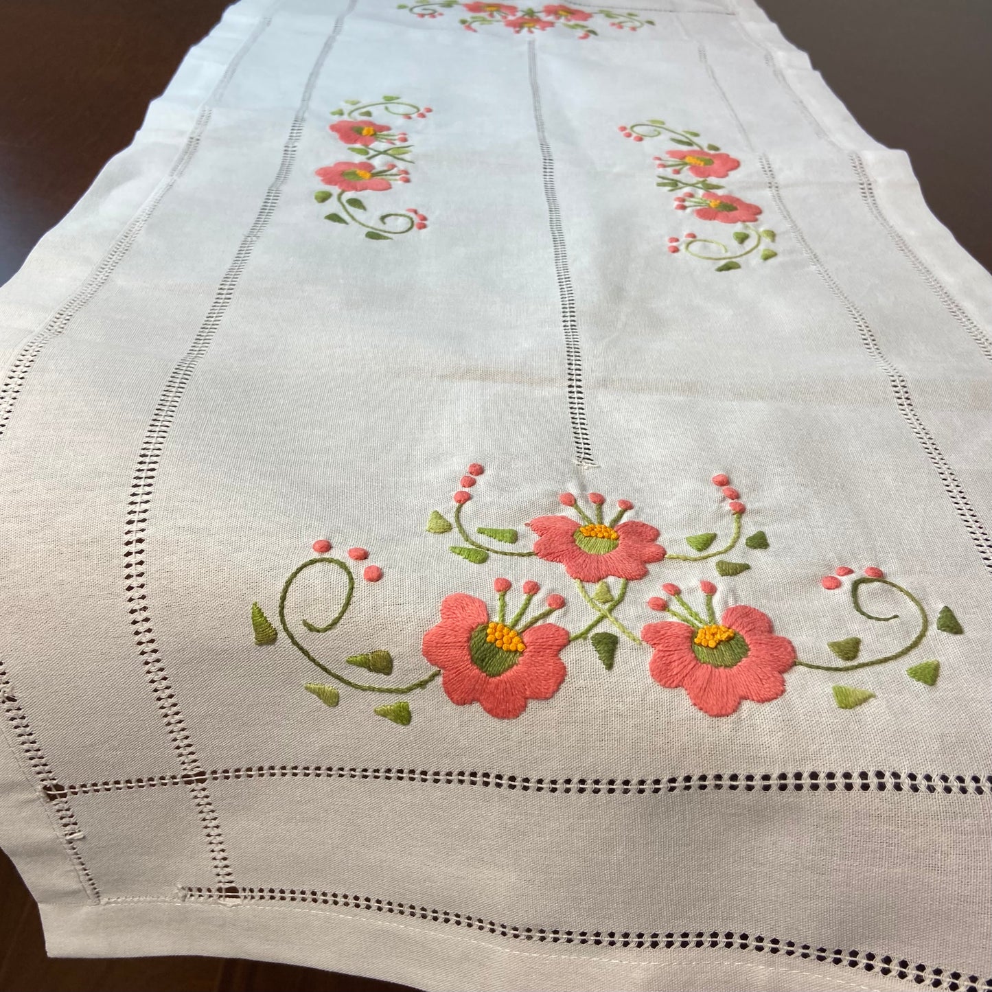Caminho de Mesa Passira 1,00m Linho Branco Floral Coral