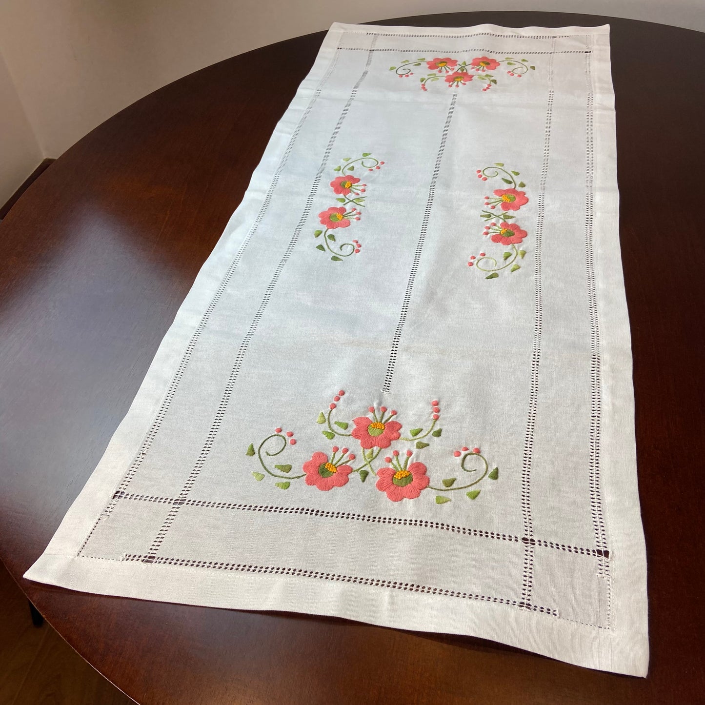 Caminho de Mesa Passira 1,00m Linho Branco Floral Coral