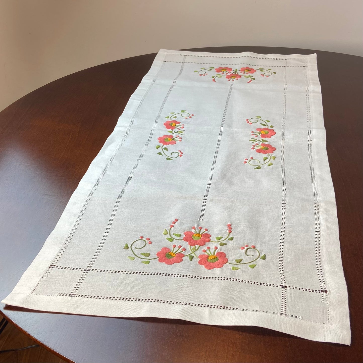 Caminho de Mesa Passira 1,00m Linho Branco Floral Coral
