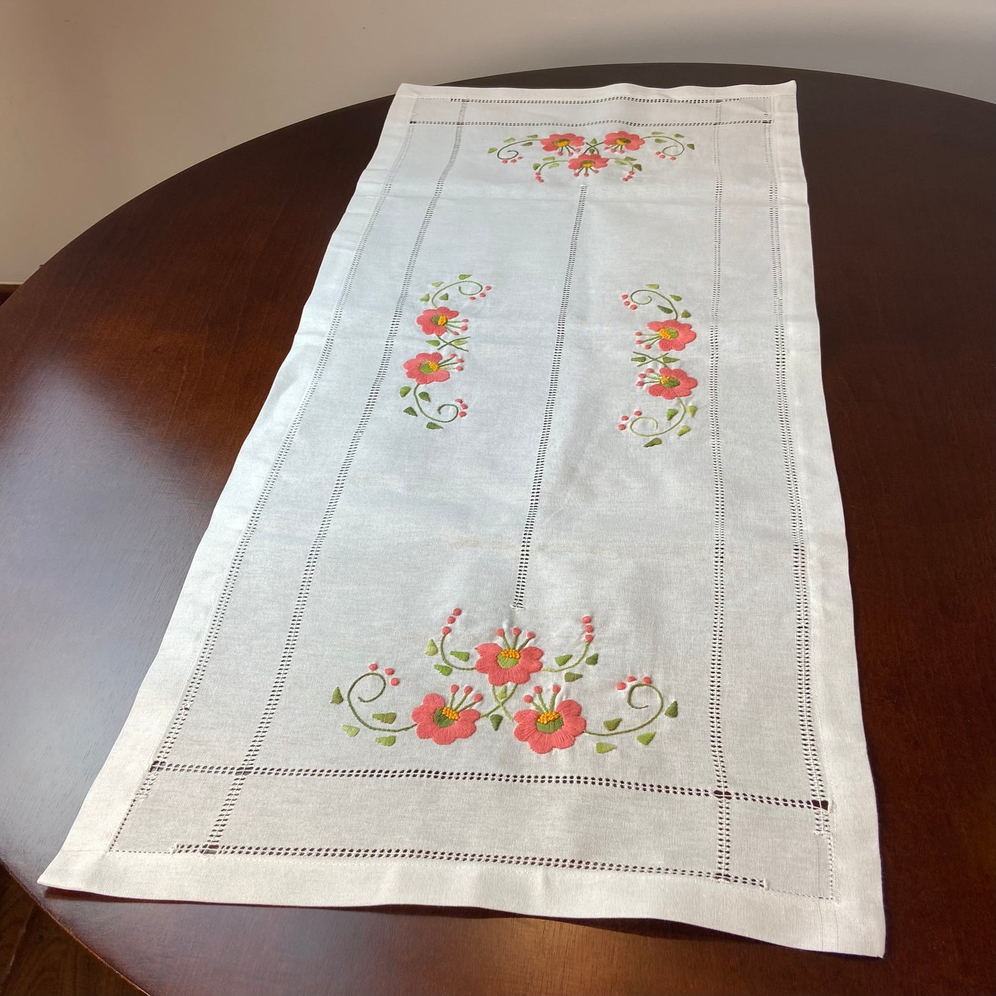 Caminho de Mesa Passira 1,00m Linho Branco Floral Coral